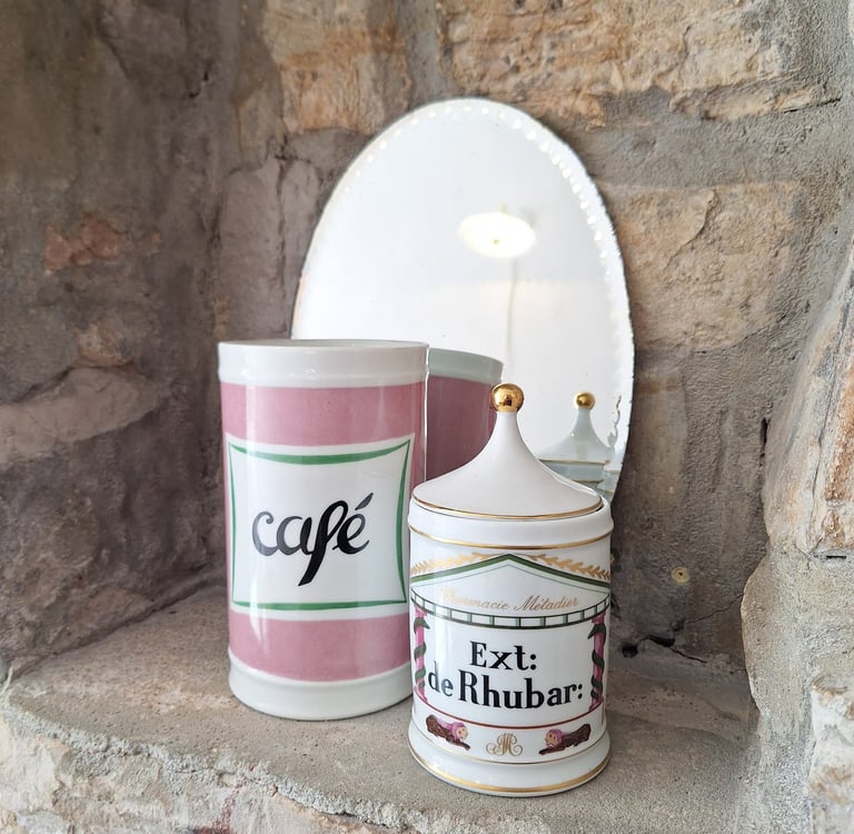 Objets chinés en vente au Café rhubarbe