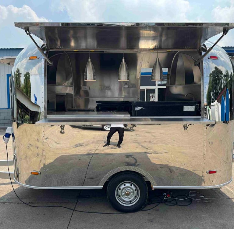 Foodtrailer Airstream de Tyler’s Foodtrailers, modèle au design rétro en acier inoxydable poli miroir, spacieux, élégant et p