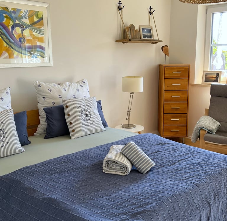 Schlafzimmer der Ferienwohnung in Chieming am Chiemsee mit großem Doppelbett