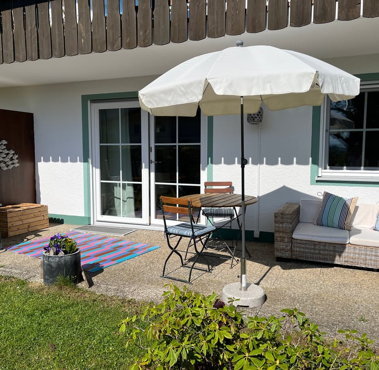 Terrasse der Ferienwohnung in Chieming am Chiemsee mit Blick in den Garten