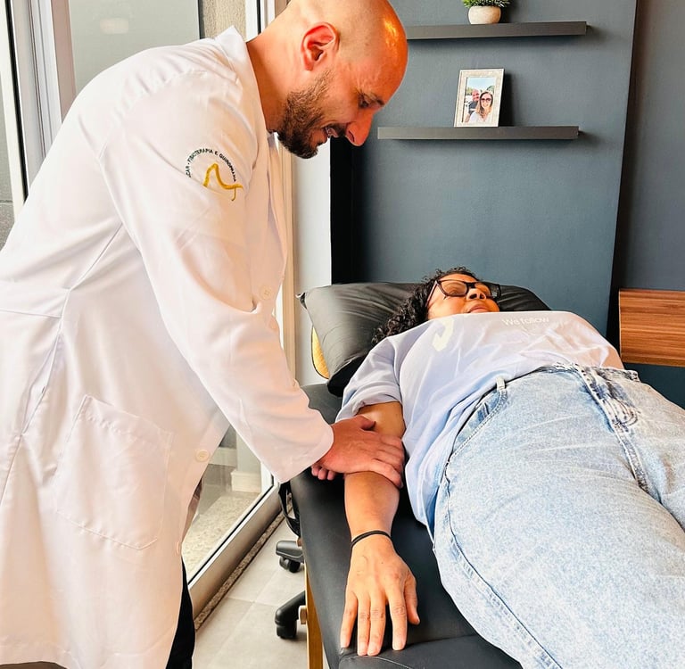 Fisioterapeuta e quiropraxista em Santo André. Dr. Amilcar Chicolani trata dor lombar, cervical, ciá