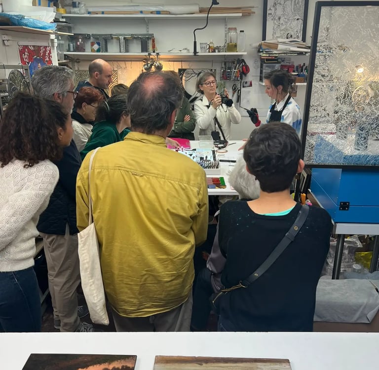 Démonstration de techniques de vitrail à un groupe lors des journées portes ouvertes à Paris 17e.