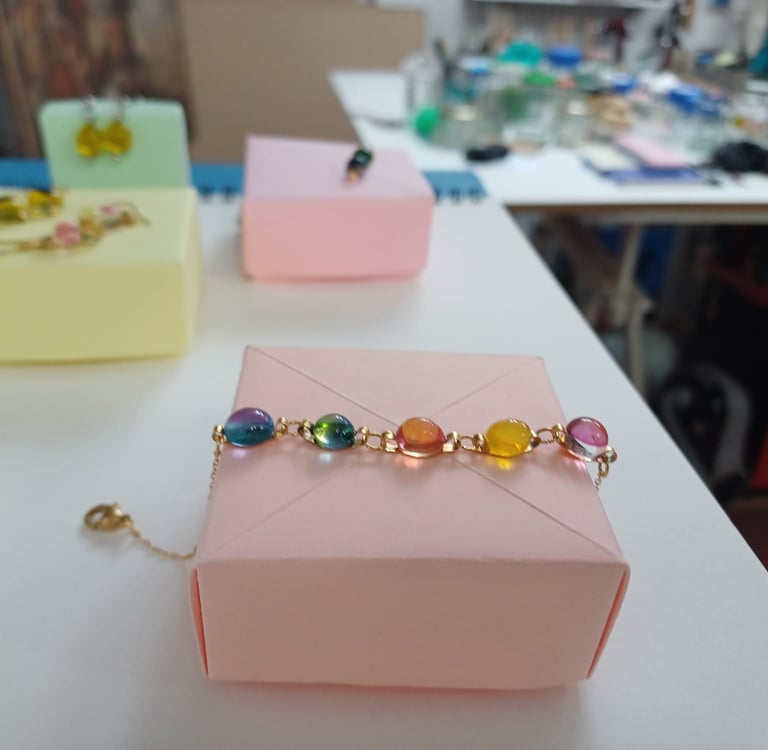 Bracelet artisanal aux perles de verre colorées, création unique signée Edith Théret.