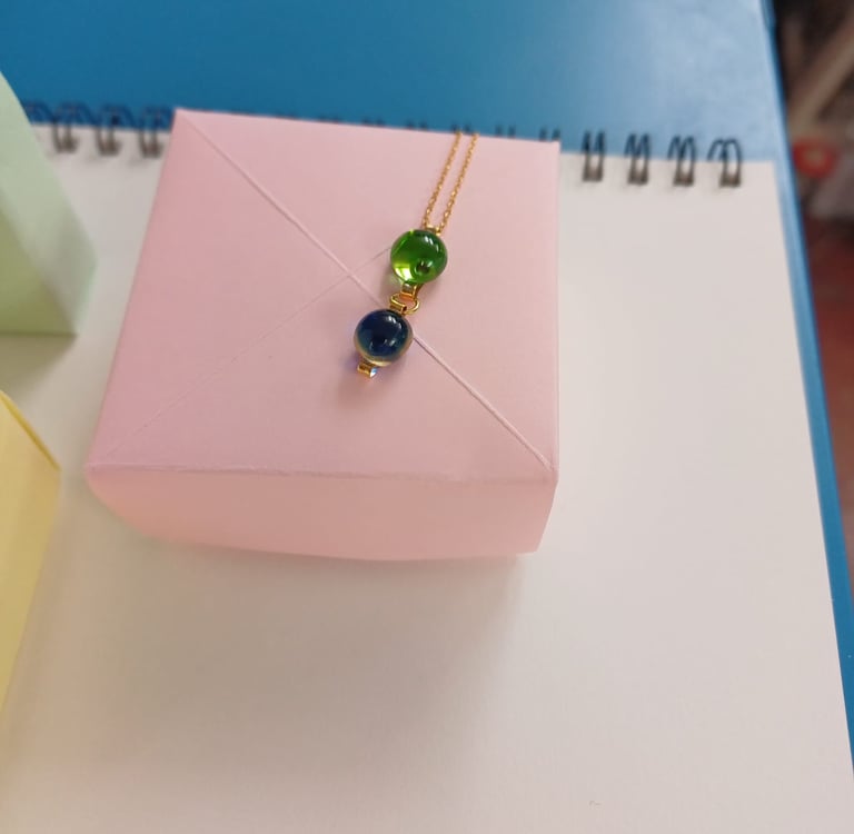 Collier pendentif en perles de verre bleu et vert, bijou d'artiste verrier contemporain.