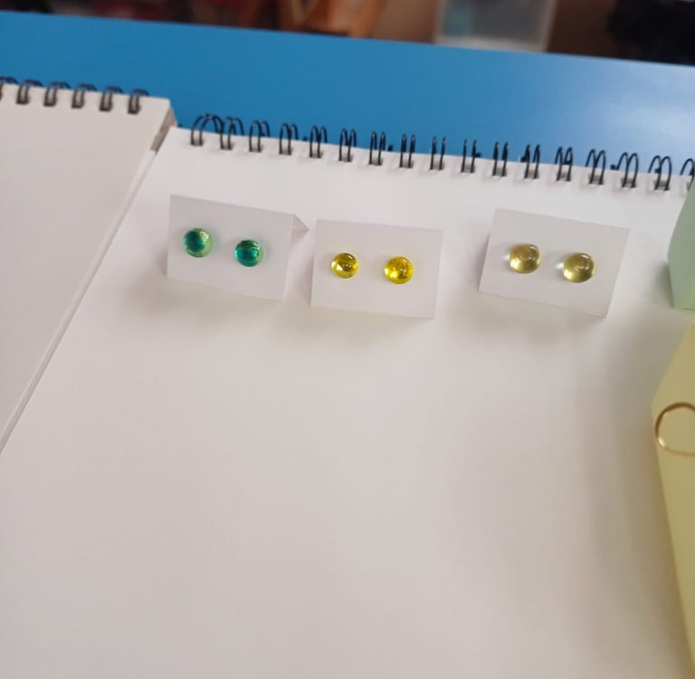 Lot de boucles d'oreilles puces en verre, cadeau artisanal à moins de 200 euros.