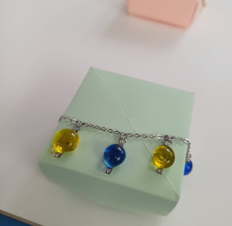 Bracelet en perles de verre bleu et jaune, accessoire de créateur en vitrail contemporain.