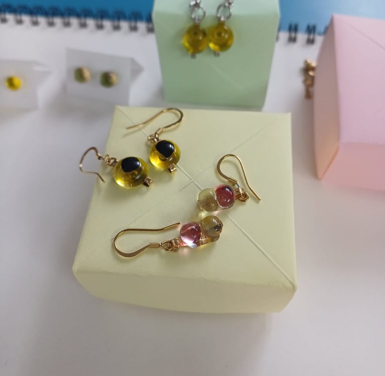 Boucles d'oreilles pendantes en perles de verre, bijou de créateur Made in France.