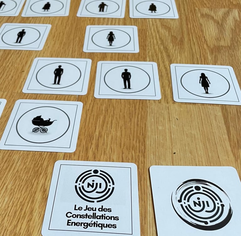 cartes du jeu des constellation familiale niji posées sur un parquet. Thérapeutenantes