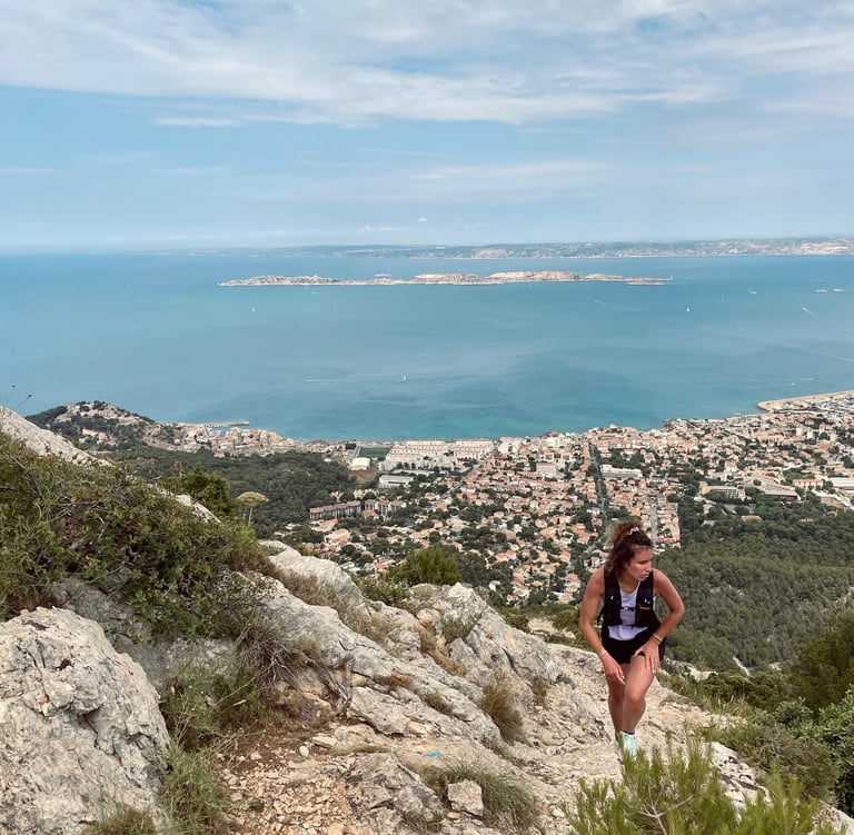 Trail en bord de mer avec vue sur Marseille – aventure outdoor avec TiSomé Outdoor
