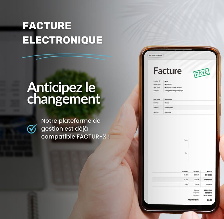 Une personne qui tient son téléphone affichant une facture électronique