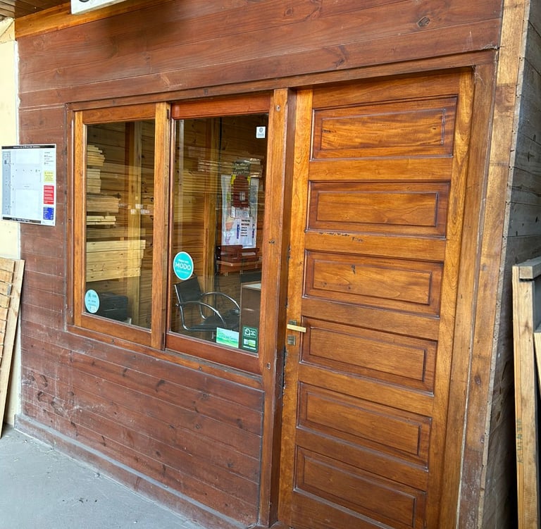 Oficina rústica de madera con ventanas de cristal.