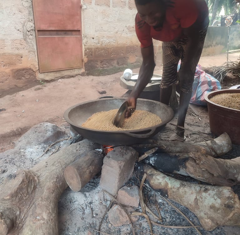 Les équipiers de l'association Emmaüs MOBOVOME torréfient le soja