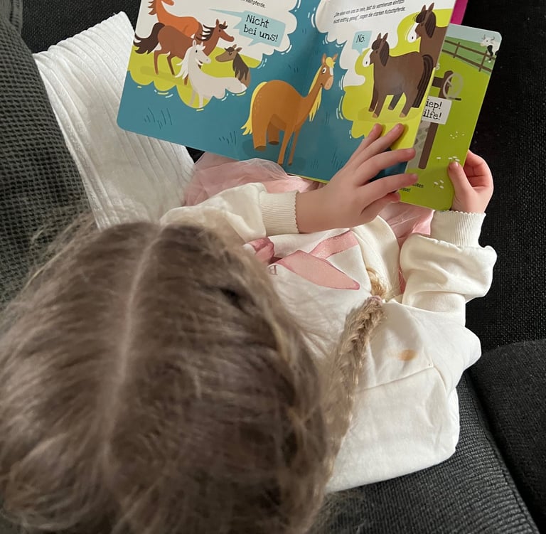 Ponytante - Kind schaut das Buch Anders Super