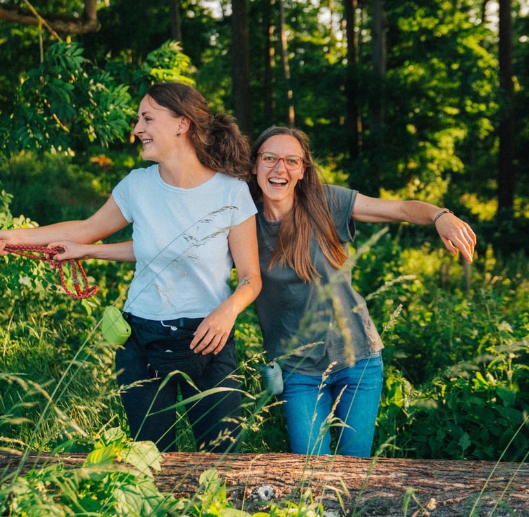 Hundetrainerinnen Antonia und Tabea bei der Hundeschule Takoda in Göttingen