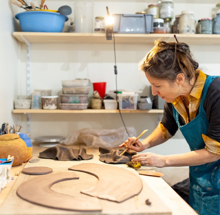 estelledel dans son atelier de céramique à Tours en cours de création  de modelage