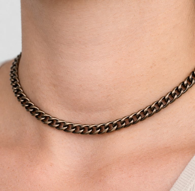 collana in metallo scurita indossata sulla pelle esempio ossidazione