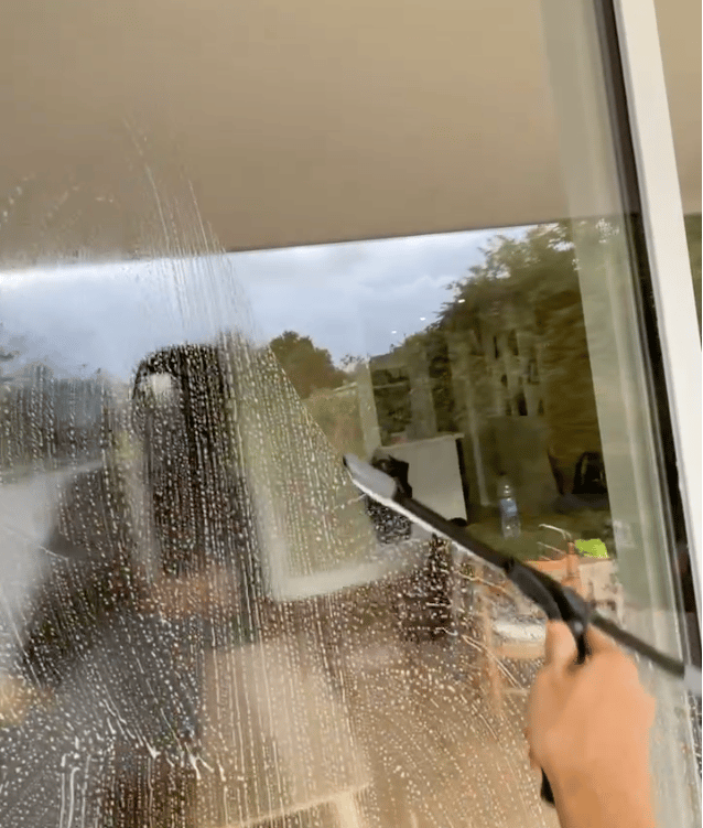 Nettoyage des vitres à la raclette, suppression rapide de la mousse et des impuretés.