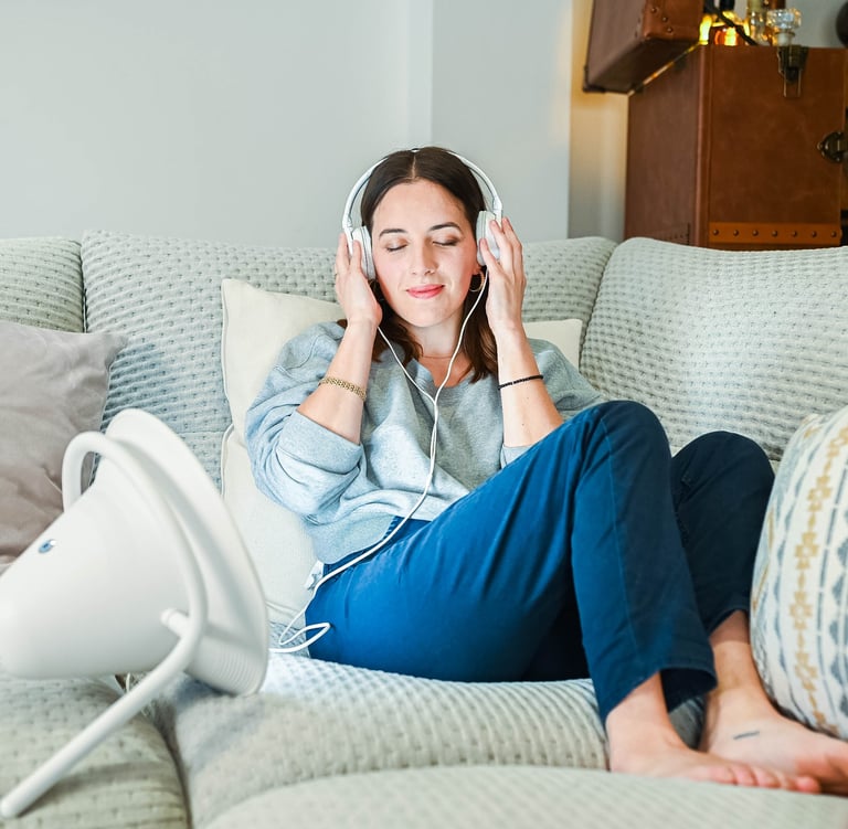 femme qui utilise la dream machine sur un canapé. Photostimulation pour le bien-être. Christophe Meunier thérapeute