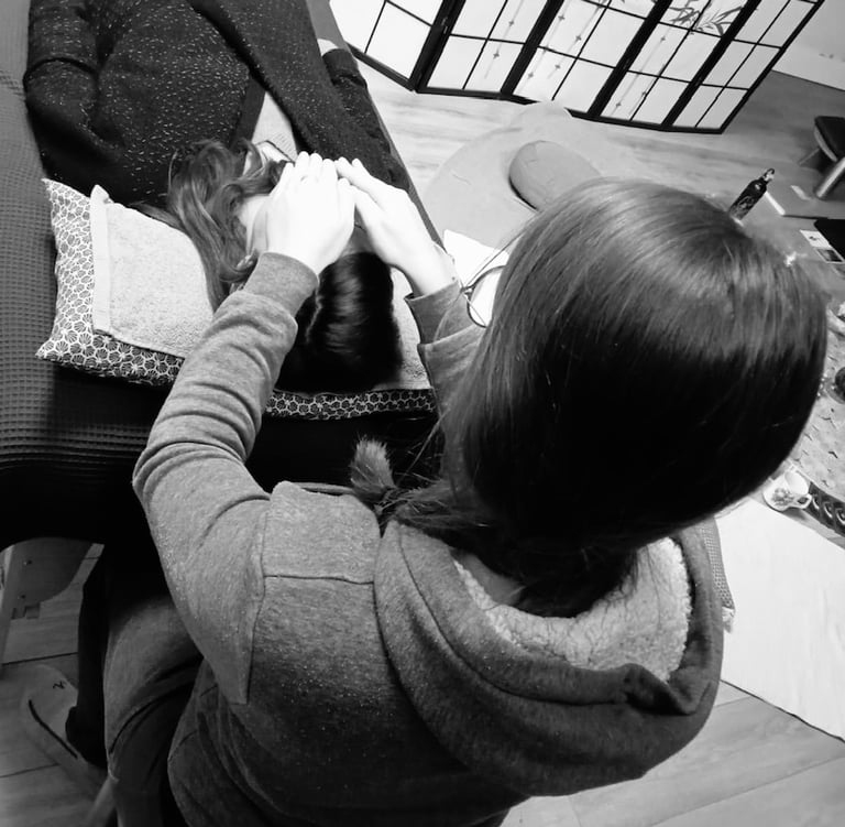 femme qui donne un soin energetique a une autre femme lors d'une formation magnetisme à nantes avec Christophe Meunier