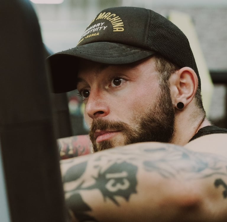 Moi Quinci Mathieu regardant l'horizon futur. Mes bras tatooés posé sur une barre d'haltérophilie