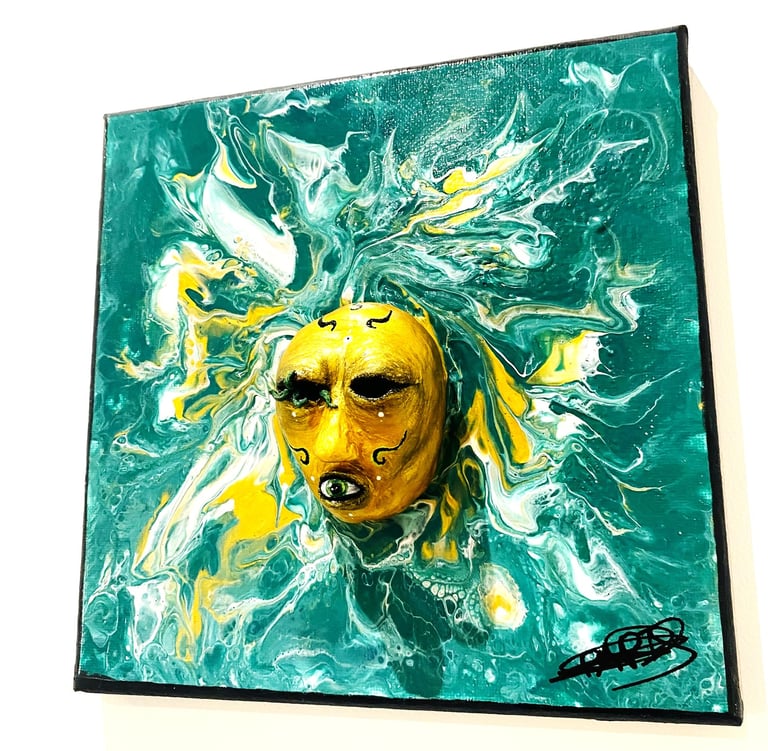 une sculpture sans yeux avec un oeil dans la bouche qui émerge d'une toile verte vu de côtés