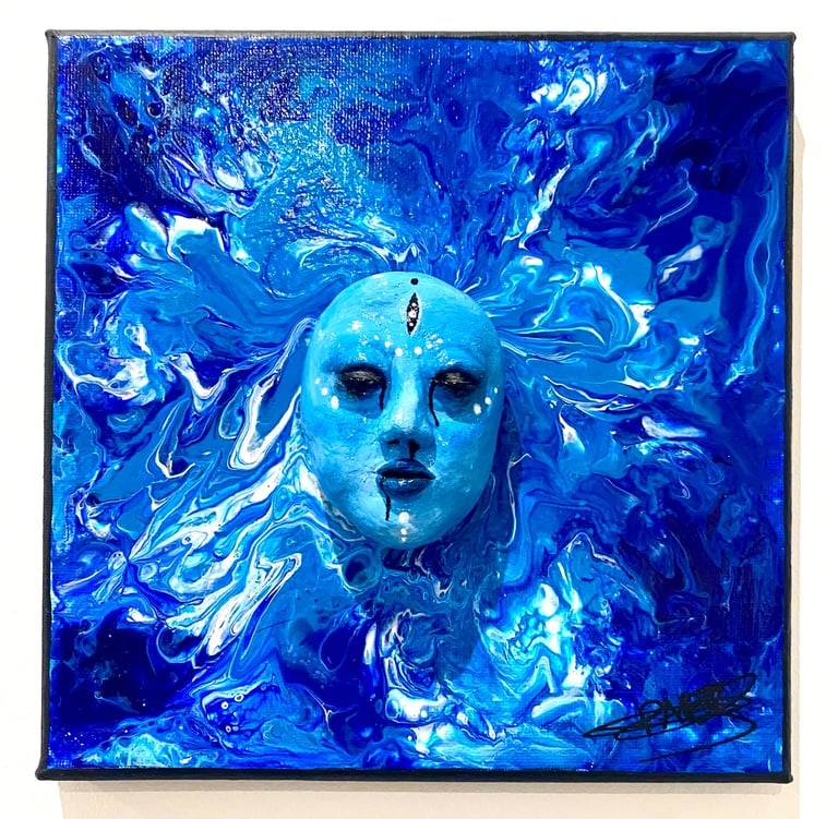 une sculpture bleue qui émerge d'un tableau bleu