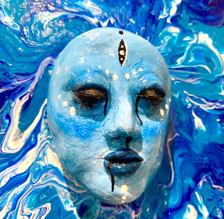 une sculpture bleue qui émerge d'un tableau bleu vu de près