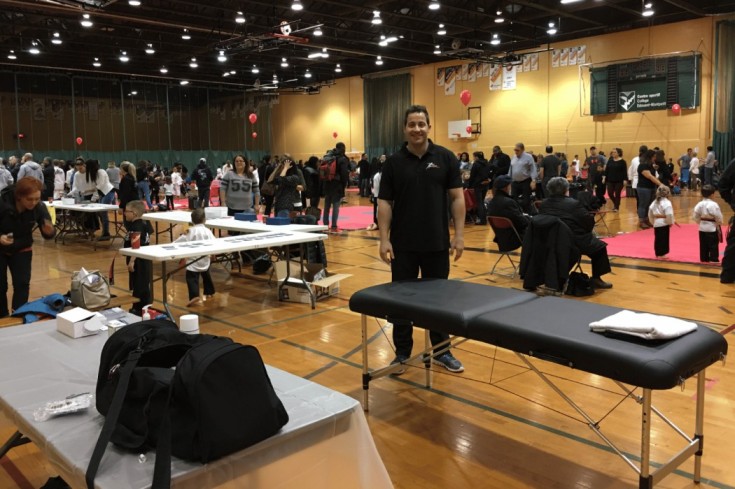 Ostéopathe et masso sportif Abigail Suárez lors d'une compétition de karaté représentant la Cli