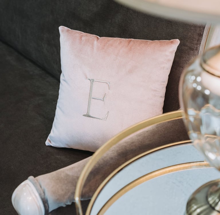 Rankų darbo siuvinėta pagalvėlė