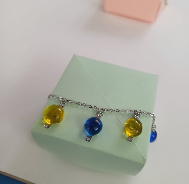 Bracelet en perles de verre bleu et jaune, accessoire de créateur en vitrail contemporain.