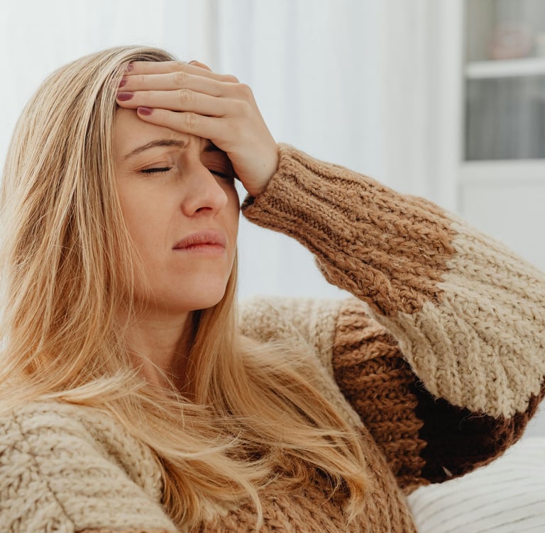 Femme fatiguée avec douleurs lombaires illustrant les douleurs chroniques.
