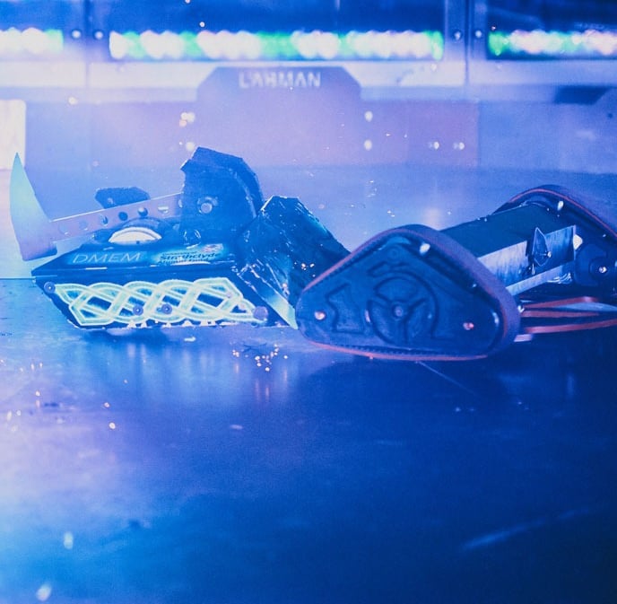 Kakute (red spinner) Vs Dullahan (black axe)