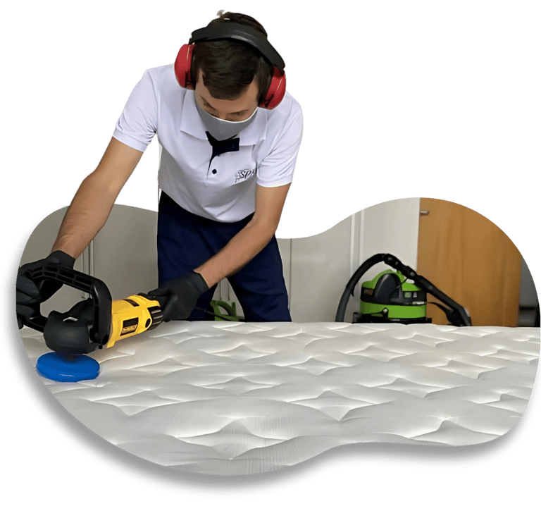 Profissional trabalhando na limpeza e higienização de um colchão
