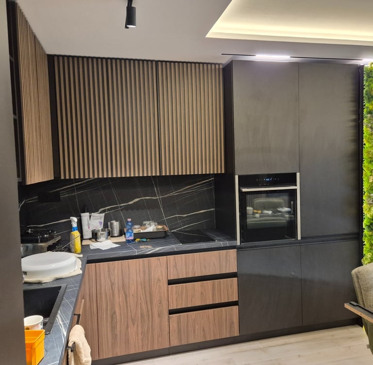 модерна кухня по поръчка с дървени и тъмни шкафове – интериорен проект BrosMebel