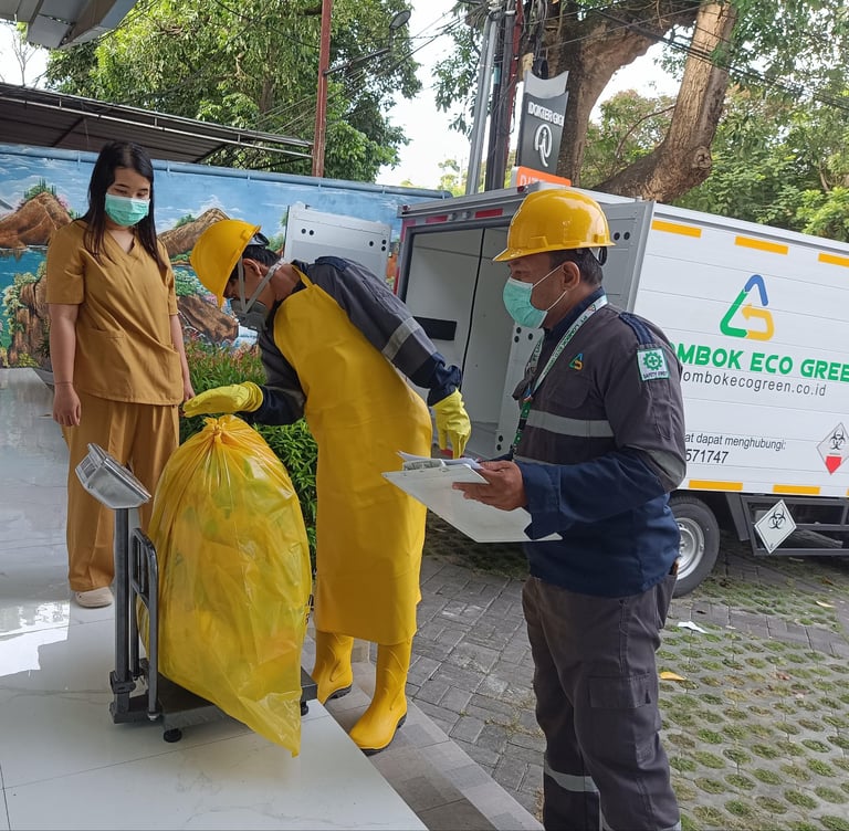 Proses penimbangan limbah sebelum dimuat ke dalam kendaraan.