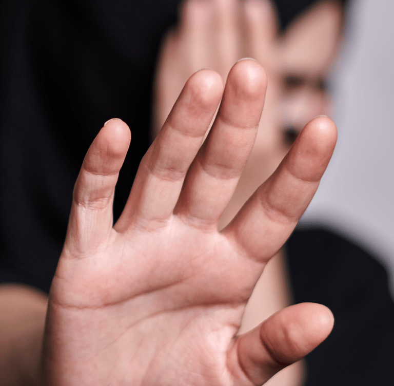 Main d'une femme victime écoutée par sa sage-femme libérale à Paris 