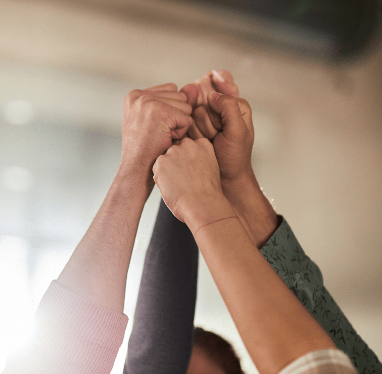 Mains groupées de femmes qui se soutiennent solidarité féminine chez la sage-femme libérale