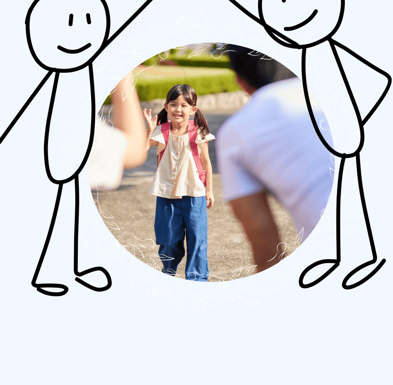 Photo d'une enfant qui revient de l'école en souriant