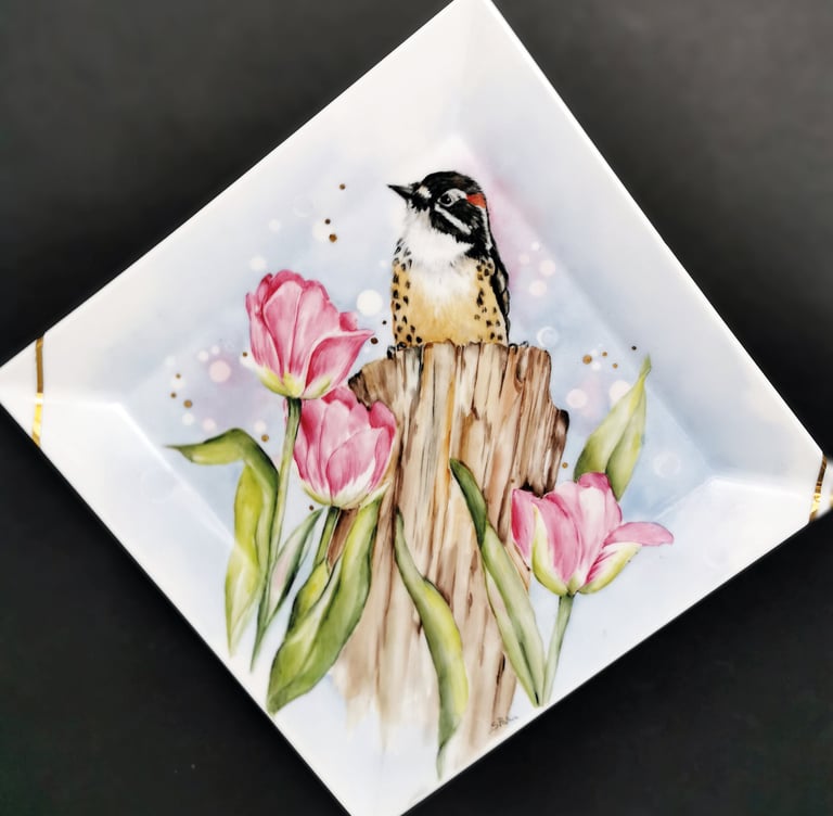 uccellino dipinto su porcellana