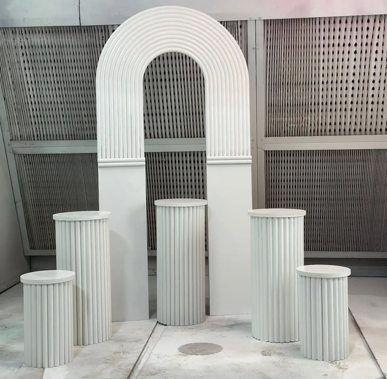 a white and white sculpture of a arch