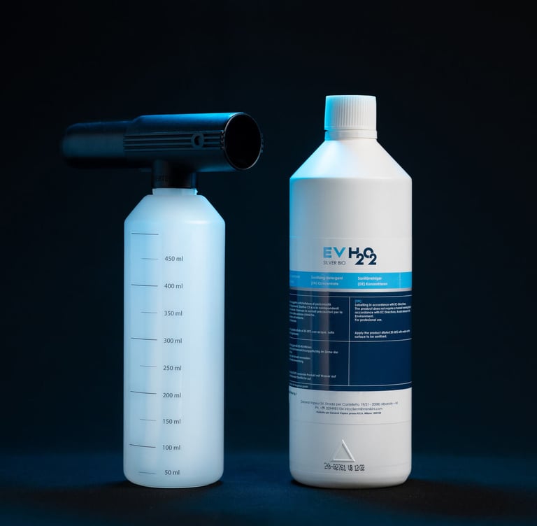 Kompaktowy moduł zamgławiający EV SANIX z preparatem EV H2O2 do sterylizacji powietrza i powierzchni w klinikach i domach.