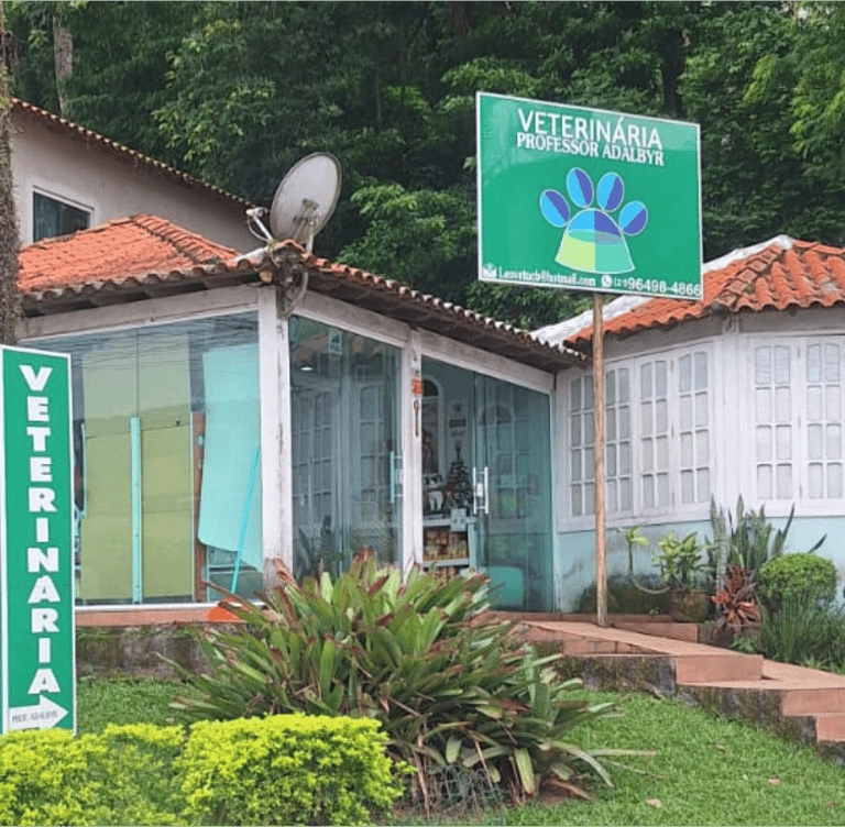 Fachada da Clínica Veterinária Professor Adalbyr em Mangaratiba, Dr. Leonardo Monteiro