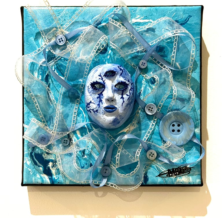 Ilona Paris tableau d'une sculpture d'un visage bleu avec trois yeux et du tissu autour
