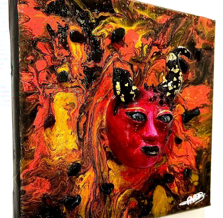 Ilona Paris tableau d'un visage sculptée rouge avec des cornes dont une cassée