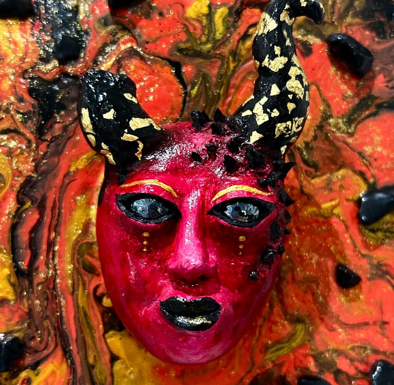 Ilona Paris tableau d'un visage sculptée rouge avec des cornes dont une cassée