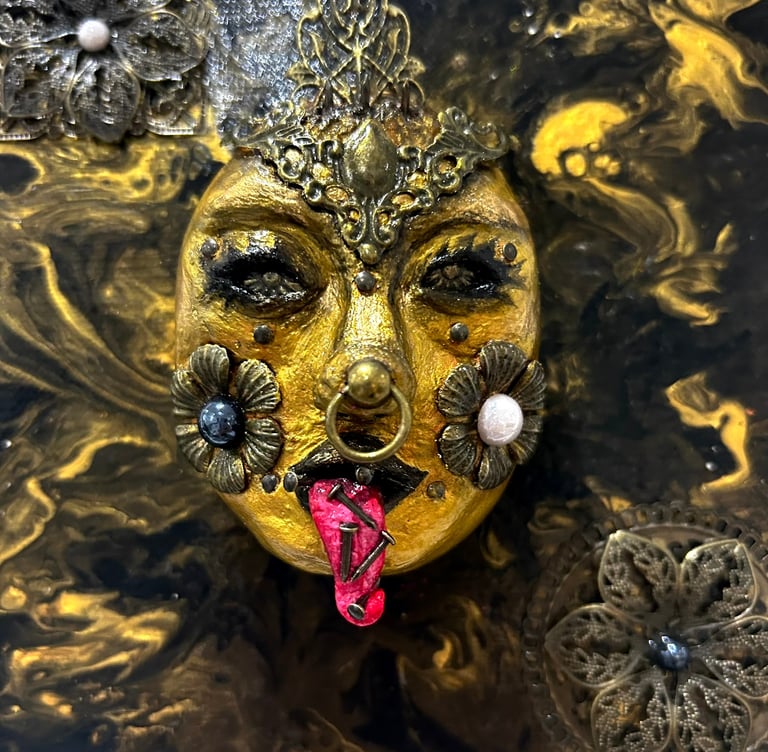 Ilona Paris tableau d'une sculpure  d'un visage de femme dorée ressemblant à une déesse