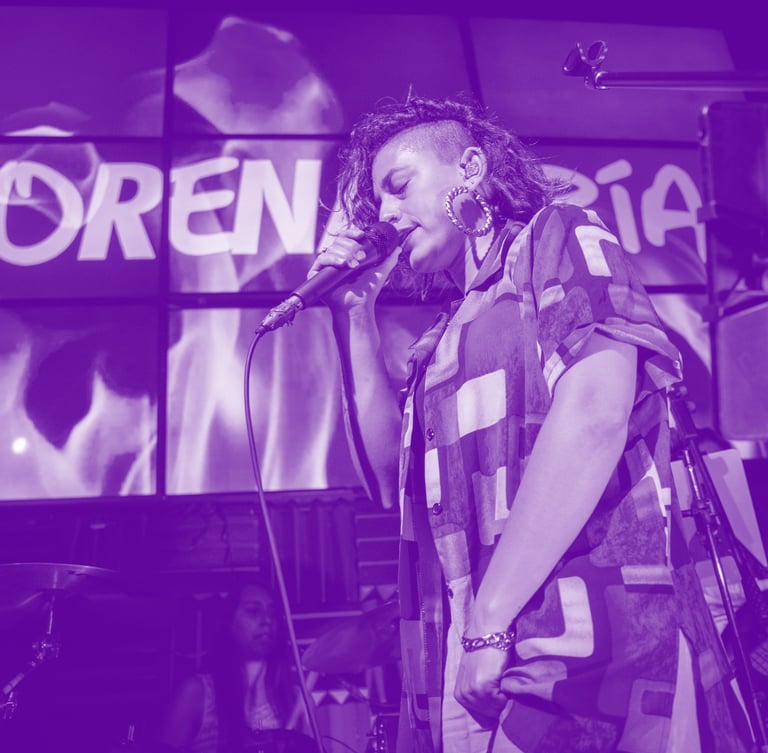 Lorena Uría cantando en vivo para demostrar que es importante conocerse para aprender técnica vocal 