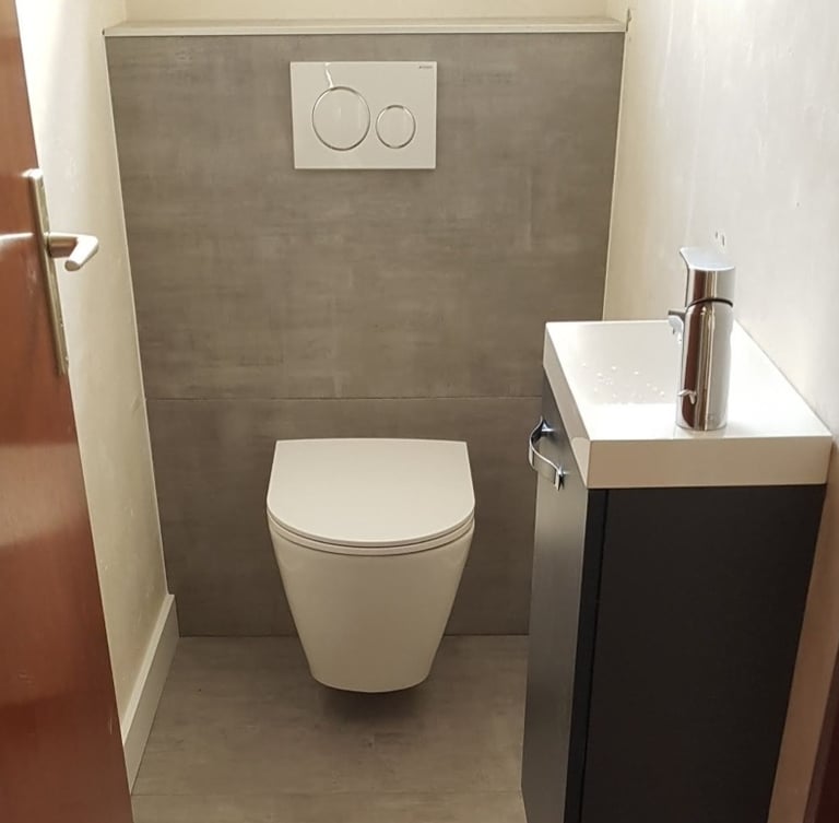 WC suspendu, avec coffrage carrelé, petit meuble lave mains