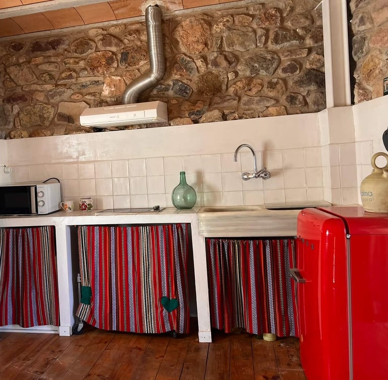 Cocina rústica con detalles tradicionales en la casa rural La Calma, Fuentes de Ayódar