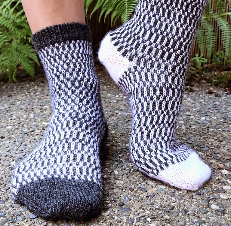eva socks knitting pattern black and white by andie solar